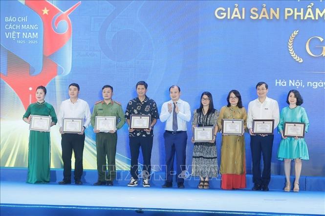 Ban tổ chức trao giải Nhất cho các đơn vị đoạt Giải sản phẩm báo chí ấn tượng. Ảnh: Minh Quyết - TTXVN