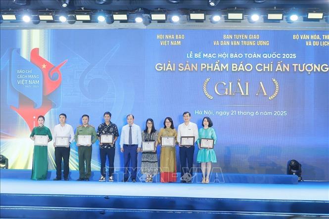 Ban tổ chức trao giải Nhất cho các đơn vị đoạt Giải sản phẩm báo chí ấn tượng. Ảnh: Minh Quyết - TTXVN