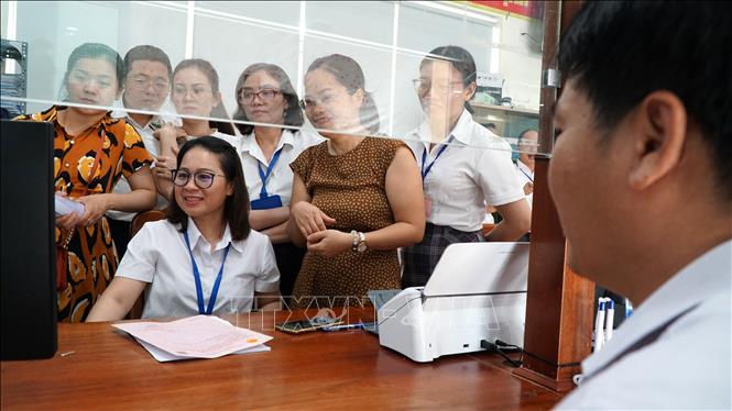 Cán bộ, nhân viên phường Ngũ Hành Sơn thực hành thao tác trên hệ thống thông tin “một cửa” điện tử mới. Ảnh: Quốc Dũng - TTXVN