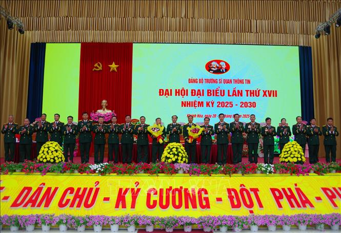 Thiếu tướng Vũ Viết Hoàng tặng hoa ra mắt Ban chấp hành Đảng bộ Trường Sĩ quan Thông tin nhiệm kỳ 2025 - 2030 và đại biểu dự Đại hội cấp trên. Ảnh: Phan Sáu - TTXVN 