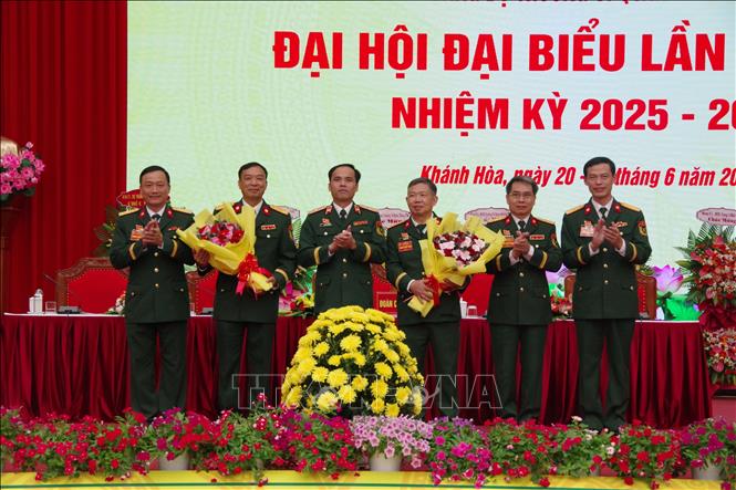 Đồng chí Thiếu tướng Vũ Viết Hoàng tặng hoa chúc mừng Ban Thường vụ Đảng ủy nhà trường nhiệm kỳ 2025 - 2030. Ảnh: Phan Sáu - TTXVN 