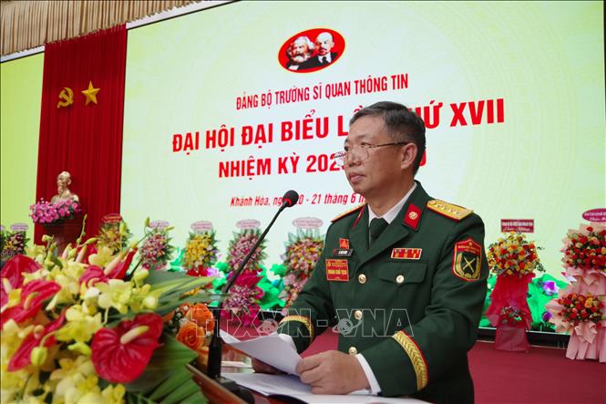 Đại tá Lê Xuân Hùng, Đảng ủy viên Đảng ủy Binh chủng, Hiệu trưởng Nhà trường trình bày dự thảo Báo cáo chính trị trình Đại hội Đảng bộ Binh chủng lần thứ XIII và điều hành thảo luận. Ảnh: Phan Sáu - TTXVN 