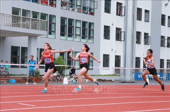 Các vận động viên thi đấu nội dung tiếp sức 4x100m dành cho nữ lứa tuổi sinh năm 2010 - 2013. Ảnh: Quý Trung – TTXVN