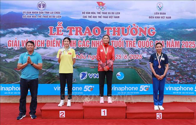 Ban tổ chức trao huy chương cho các vận động viên nội dung 100m rào (0,762m) dành cho nữ lứa tuổi sinh năm 2008 - 2009. Ảnh: Quý Trung – TTXVN