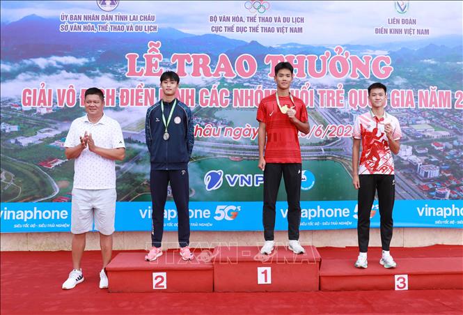 Ban tổ chức trao huy chương cho các vận động viên nội dung 110m rào (0,914m) dành cho nam lứa tuổi sinh năm 2008 - 2009. Ảnh: Quý Trung – TTXVN