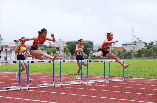 Các vận động viên thi đấu nội dung 100m rào (0,762m) dành cho nữ lứa tuổi sinh năm 2008 - 2009. Ảnh: Quý Trung – TTXVN