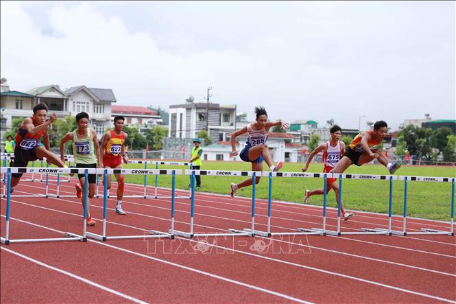 Các vận động viên thi đấu nội dung 110m rào (0,914m) dành cho nam lứa tuổi sinh năm 2008-2009. Ảnh: Quý Trung – TTXVN