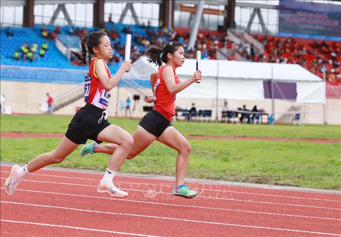 Các vận động viên thi đấu nội dung tiếp sức 4x100m dành cho nữ lứa tuổi sinh năm 2010 - 2013. Ảnh: Quý Trung – TTXVN