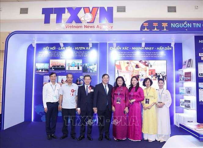 Các đại biểu tại không gian trưng bày của TTXVN. Ảnh: TTXVN