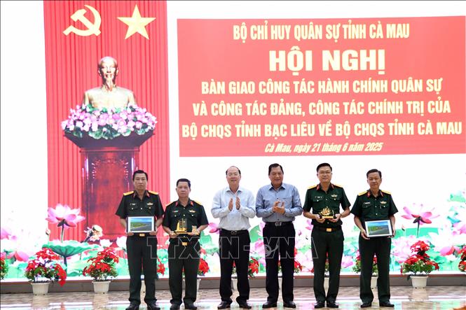 Bí thư Tỉnh ủy, Bí thư Đảng uỷ Quân sự Cà Mau Nguyễn Hồ Hải và Phó Chủ tịch UBND tỉnh Cà Mau Lâm Văn Bi tặng quà Chỉ huy trưởng, Chính uỷ Bộ Chỉ huy Quân sự 2 tỉnh Cà Mau - Bạc Liêu. Ảnh: TTXVN phát