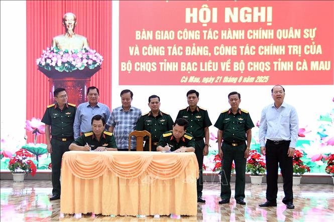 Lãnh đạo Bộ Tư lệnh Quân khu 9, lãnh đạo Tỉnh uỷ, UBND tỉnh Cà Mau - Bạc Liêu chứng kiến ký biên bản bàn giao. Ảnh: TTXVN phát