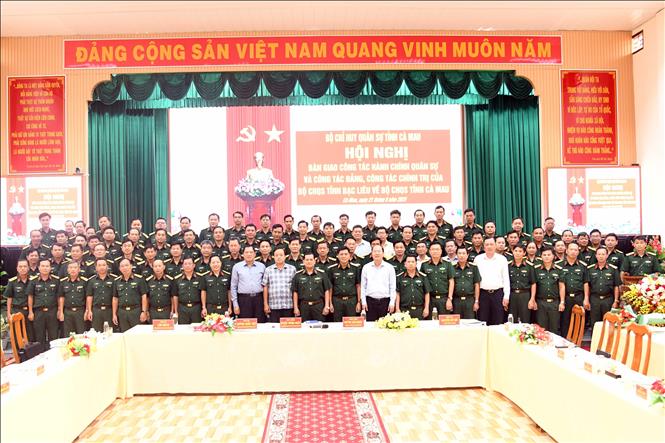 Lãnh đạo Bộ Tư lệnh Quân khu 9, lãnh đạo Tỉnh uỷ, UBND tỉnh Cà Mau – Bạc Liêu chụp hình lưu niệm với Bộ Chỉ huy Quân sự 2 tỉnh Cà Mau – Bạc Liêu. Ảnh: TTXVN phát