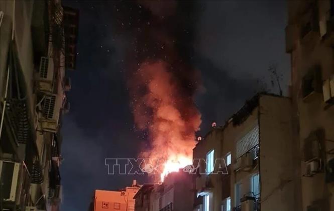 Quân đội Iran đã phóng một loạt lửa đạn đạo vào khu vực miền Trung Israel trong đêm để đáp trả. Ảnh: TTXVN phát