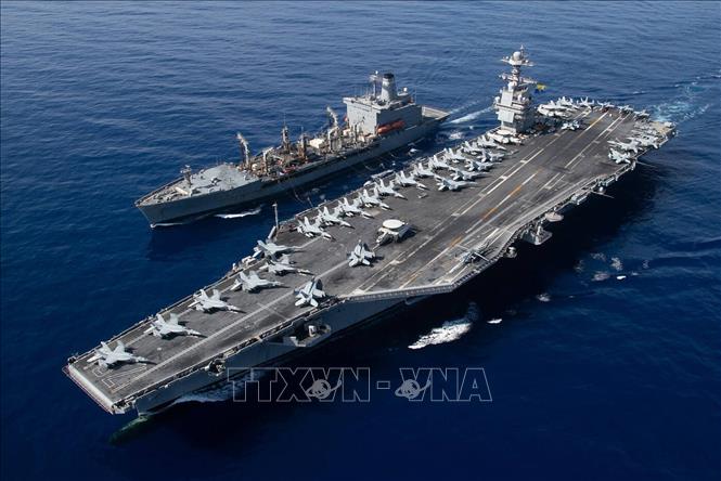 Tàu sân bay USS Gerald R. Ford của hải quân Mỹ nhận nhiên liệu từ tàu tiếp dầu trên biển USNS Laramie ở phía Đông Địa Trung Hải, ngày 14/10/2023. Ảnh: Reuters/TTXVN