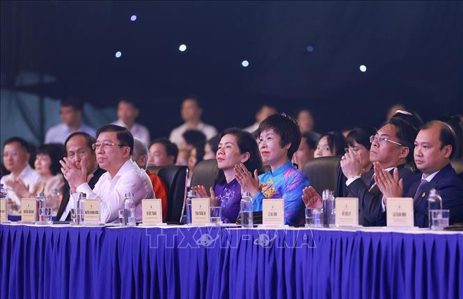 Các đại biểu dự Chương trình nghệ thuật chào mừng kỷ niệm 100 năm Ngày Báo chí Cách mạng Việt Nam và Lễ trao Giải Báo chí Quốc gia lần thứ 19 – năm 2024. Ảnh: Dương Giang-TTXVN