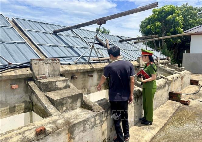Kiểm tra tại Công ty, ông Lê Hùng Quang chủ cơ sở đã cung cấp đầy đủ hồ sơ pháp lý, bao gồm: Giấy chứng nhận đăng ký doanh nghiệp do Sở Kế hoạch và Đầu tư tỉnh Thanh Hóa cấp; Giấy chứng nhận hệ thống quản lý an toàn thực phẩm số 080/FSMS do Cục Quản lý chất lượng Nông lâm thủy sản cấp. Ảnh: cơ quan công an cung cấp