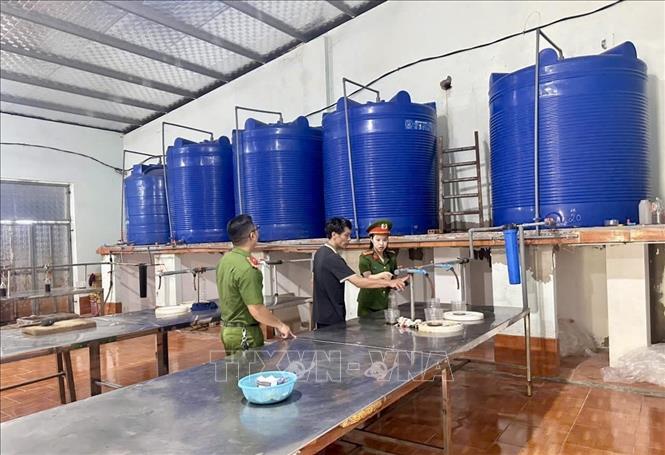 Lực lượng Công an tiến hành kiểm tra cơ sở sản xuất nước mắm tại xã Hòa Lộc, huyện Hậu Lộc. Ảnh: cơ quan công an cung cấp
