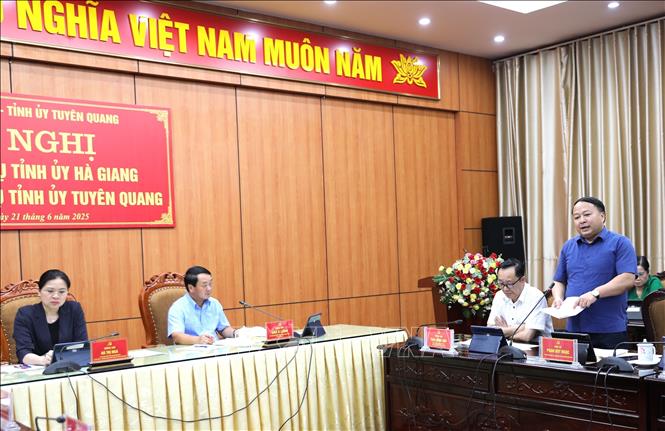 Đồng chí Phan Huy Ngọc Phó Bí thư Tỉnh ủy, Chủ tịch UBND tỉnh Hà Giang thảo luận tại Hội nghị. Ảnh: Minh Tâm-TTXVN