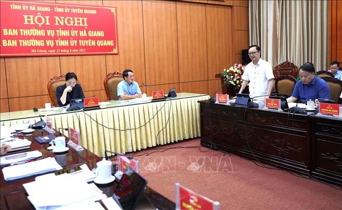 Đồng chí Thào Hồng Sơn, Phó Bí thư Thường trực Tỉnh ủy, Chủ tịch HĐND tỉnh Hà Giang thảo luận tại Hội nghị. Ảnh: Minh Tâm-TTXVN