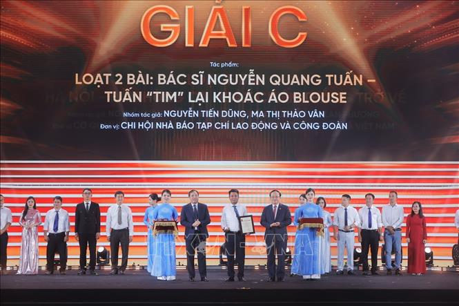 Tổng Biên tập Tạp chí Cộng sản Hoàng Trung Dũng và Tổng Giám đốc Đài Tiếng nói Việt Nam Đỗ Tiến Sỹ trao giải C cho các tác giả, nhóm tác giả đoạt giải. Ảnh: Minh Quyết - TTXVN