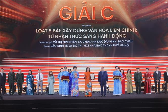 Tổng giám đốc TTXVN Vũ Việt Trang và Thứ trưởng Thường trực Bộ Văn hóa, Thể thao và Du lịch Lê Hải Bình trao giải C cho các tác giả, nhóm tác giả đoạt giải. Ảnh: Minh Quyết - TTXVN