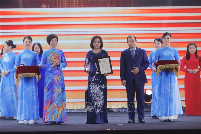 Tổng giám đốc TTXVN Vũ Việt Trang và Thứ trưởng Thường trực Bộ Văn hóa, Thể thao và Du lịch Lê Hải Bình trao giải C cho các tác giả, nhóm tác giả đoạt giải. Ảnh: Minh Quyết - TTXVN