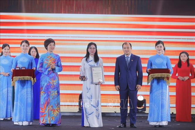 Tổng giám đốc TTXVN Vũ Việt Trang và Thứ trưởng Thường trực Bộ Văn hóa, Thể thao và Du lịch Lê Hải Bình trao giải C cho các tác giả, nhóm tác giả đoạt giải. Ảnh: Minh Quyết - TTXVN