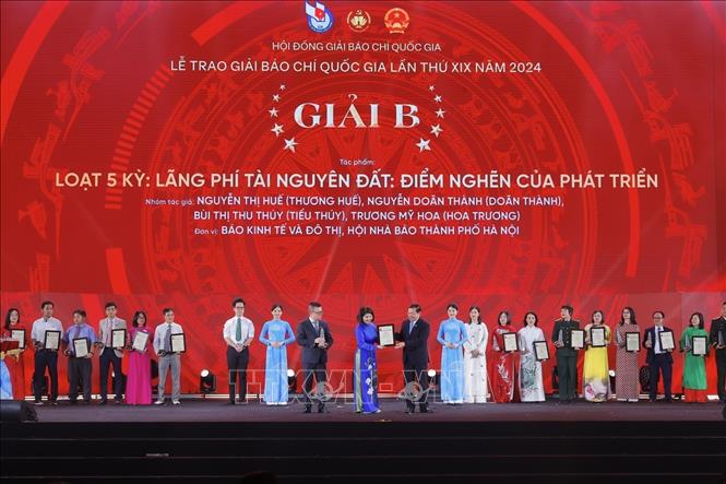 Phó trưởng Ban thường trực Ban Tuyên giáo và Dân vận Trung ương Lại Xuân Môn và Chủ tịch Hội Nhà báo Việt Nam, Tổng Biên tập Báo Nhân Dân Lê Quốc Minh trao giải B cho các tác giả, nhóm tác giả đoạt giải. Ảnh: Minh Quyết - TTXVN
