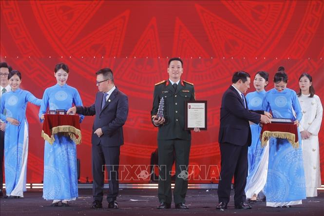 Phó trưởng Ban thường trực Ban Tuyên giáo và Dân vận Trung ương Lại Xuân Môn và Chủ tịch Hội Nhà báo Việt Nam, Tổng Biên tập Báo Nhân Dân Lê Quốc Minh trao giải B cho các tác giả, nhóm tác giả đoạt giải. Ảnh: Minh Quyết - TTXVN