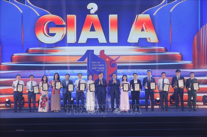 Thủ tướng Phạm Minh Chính và Trưởng Ban Tuyên giáo và Dân vận Trung ương Nguyễn Trọng Nghĩa trao giải A cho các tác giả, nhóm tác giả đoạt giải. Ảnh: Minh Quyết - TTXVN