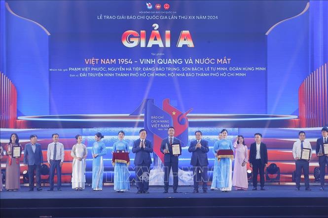 Thủ tướng Phạm Minh Chính và Trưởng Ban Tuyên giáo và Dân vận Trung ương Nguyễn Trọng Nghĩa trao giải A cho các tác giả, nhóm tác giả đoạt giải. Ảnh: Minh Quyết - TTXVN