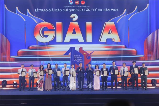 Thủ tướng Phạm Minh Chính và Trưởng Ban Tuyên giáo và Dân vận Trung ương Nguyễn Trọng Nghĩa trao giải A cho các tác giả, nhóm tác giả đoạt giải. Ảnh: Minh Quyết - TTXVN