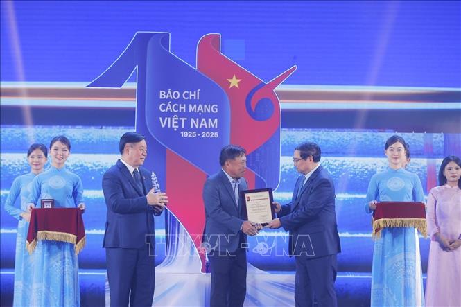Thủ tướng Phạm Minh Chính và Trưởng Ban Tuyên giáo và Dân vận Trung ương Nguyễn Trọng Nghĩa trao giải A cho các tác giả, nhóm tác giả đoạt giải. Ảnh: Minh Quyết - TTXVN