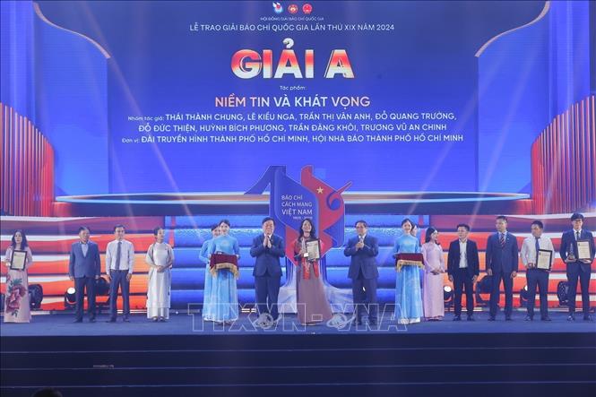 Thủ tướng Phạm Minh Chính và Trưởng Ban Tuyên giáo và Dân vận Trung ương Nguyễn Trọng Nghĩa trao giải A cho các tác giả, nhóm tác giả đoạt giải. Ảnh: Minh Quyết - TTXVN