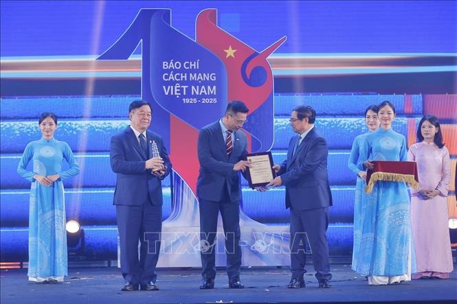 Thủ tướng Phạm Minh Chính và Trưởng Ban Tuyên giáo và Dân vận Trung ương Nguyễn Trọng Nghĩa trao giải A cho các tác giả, nhóm tác giả đoạt giải. Ảnh: Minh Quyết - TTXVN