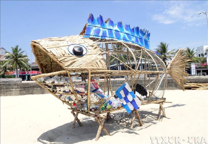 A giant goby fish sculpture made of bamboo and recycled materials stands on My Khe beach, Da Nang, encouraging residents and tourists to deposit plastic waste inside its mouth to raise awareness of plastic pollution in the ocean. VNA Photo