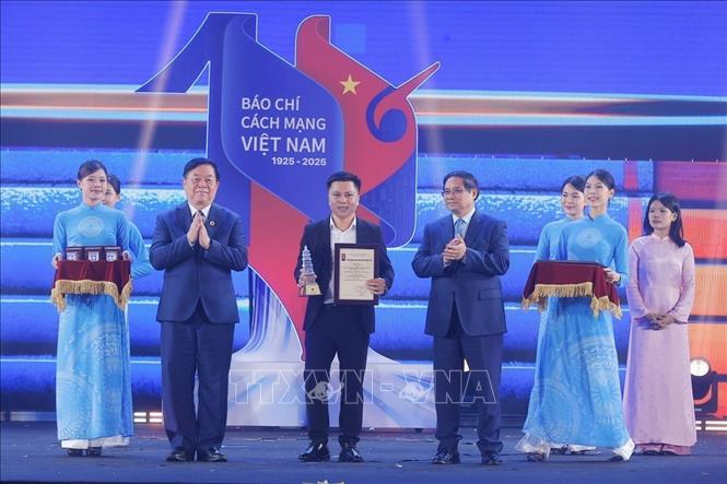 Thủ tướng Phạm Minh Chính và Trưởng ban Tuyên giáo và Dân vận Trung ương Nguyễn Trọng Nghĩa trao Giải A cho đại diện nhóm tác giả Báo điện tử VietnamPlus (Liên chi hội nhà báo Thông tấn xã Việt Nam). Ảnh: Minh Quyết - TTXVN