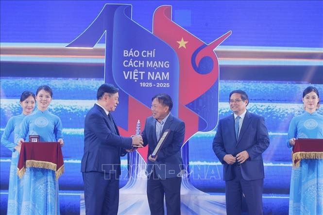 Thủ tướng Chính phủ Phạm Minh Chính và Trưởng Ban Tuyên giáo và Dân vận Trung ương Nguyễn Trọng Nghĩa trao giải A cho các tác giả, nhóm tác giả đoạt giải. Ảnh: Minh Quyết - TTXVN