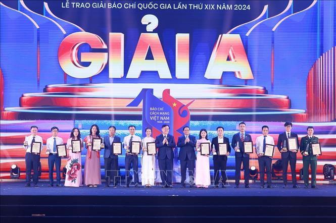 Thủ tướng Phạm Minh Chính và Trưởng ban Tuyên giáo và Dân vận Trung ương Nguyễn Trọng Nghĩa trao Giải A cho các tập thể và cá nhân. Ảnh: Dương Giang-TTXVN 
