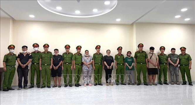 Các đối tượng bị cơ quan công an bắt giữ trong đường dây sản xuất nước hoa giả. Ảnh: Cơ quan công an cung cấp