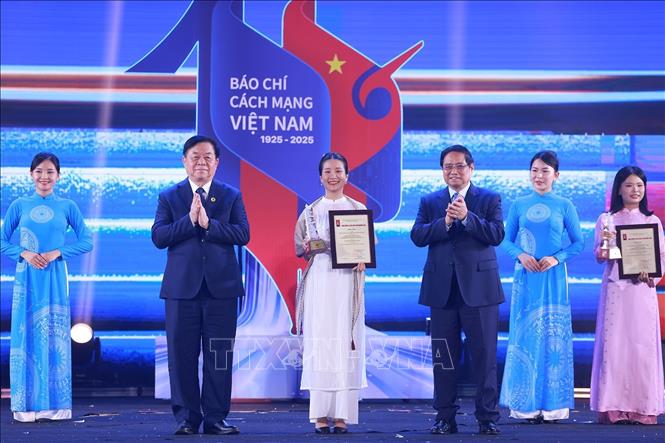 Thủ tướng Phạm Minh Chính và Trưởng Ban Tuyên giáo và Dân vận Trung ương Nguyễn Trọng Nghĩa trao giải A cho các tác giả, nhóm tác giả đoạt giải. Ảnh: Dương Giang-TTXVN 
