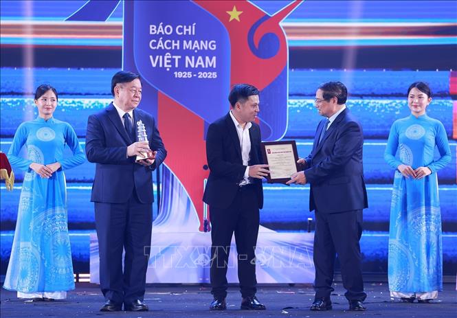 Thủ tướng Phạm Minh Chính và Trưởng ban Tuyên giáo và Dân vận Trung ương Nguyễn Trọng Nghĩa trao Giải A cho đại diện nhóm tác giả Báo điện tử VietnamPlus (Liên chi hội nhà báo Thông tấn xã Việt Nam). Ảnh: Dương Giang-TTXVN 
