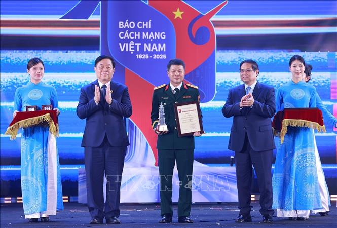 Thủ tướng Phạm Minh Chính và Trưởng ban Tuyên giáo và Dân vận Trung ương Nguyễn Trọng Nghĩa trao Giải A cho đại diện nhóm tác giả Liên chi hội nhà báo Báo Quân đội nhân dân. Ảnh: Dương Giang-TTXVN 
