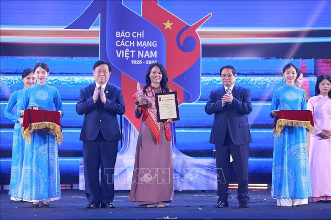 Thủ tướng Phạm Minh Chính và Trưởng ban Tuyên giáo và Dân vận Trung ương Nguyễn Trọng Nghĩa trao Giải A cho đại diện nhóm tác giả Liên chi hội nhà báo Đài Truyền hình Việt Nam. Ảnh: Dương Giang-TTXVN 
