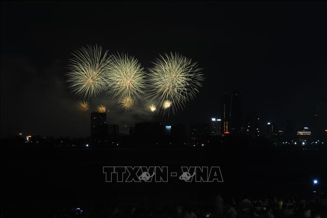 Ấn tượng màn trình diễn pháo hoa của đội Bồ Đào Nha. Ảnh: Văn Dũng-TTXVN 