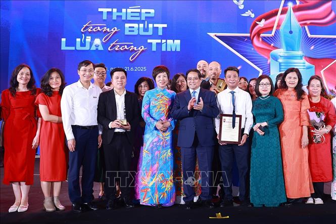 Thủ tướng Phạm Minh Chính với lãnh đạo, phóng viên, biên tập viên và các tác giả đoạt Giải Báo chí Quốc gia lần thứ 19 – năm 2024 của Liên chi hội nhà báo Thông tấn xã Việt Nam. Ảnh: Dương Giang-TTXVN  
