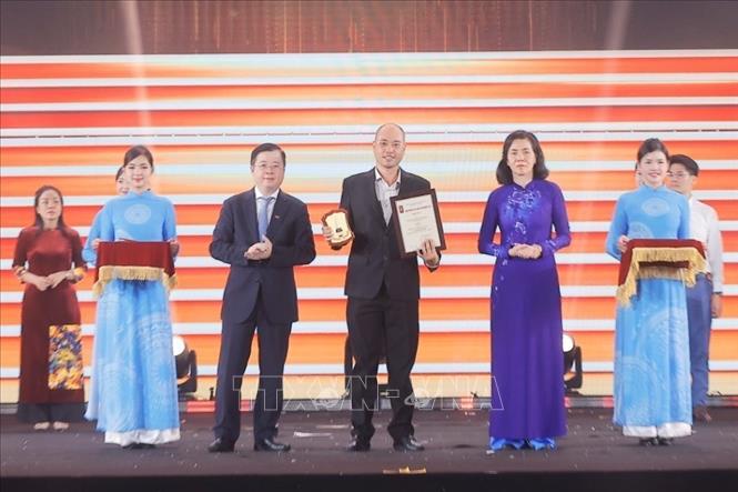 Ban tổ chức trao giải Khuyến khích cho tác giả Vũ Minh Đức (Ban biên tập Ảnh, Liên chi hội nhà báo TTXVN). Ảnh: Minh Quyết - TTXVN