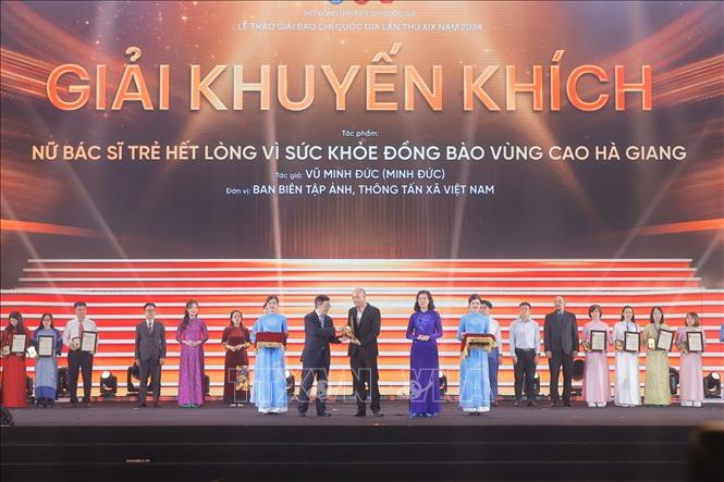 Ban tổ chức trao giải Khuyến khích cho tác giả, nhóm tác giả đạt giải. Ảnh: Minh Quyết - TTXVN