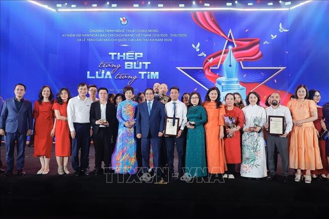 Thủ tướng Phạm Minh Chính với lãnh đạo, phóng viên, biên tập viên và các tác giả đoạt Giải Báo chí Quốc gia lần thứ 19 – năm 2024 của Liên chi hội nhà báo Thông tấn xã Việt Nam. Ảnh: Minh Quyết - TTXVN