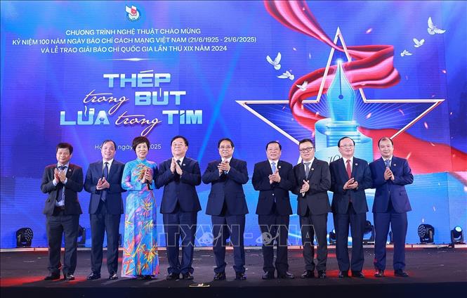 Thủ tướng Phạm Minh Chính với lãnh đạo các cơ quan báo chí. Ảnh: Dương Giang-TTXVN